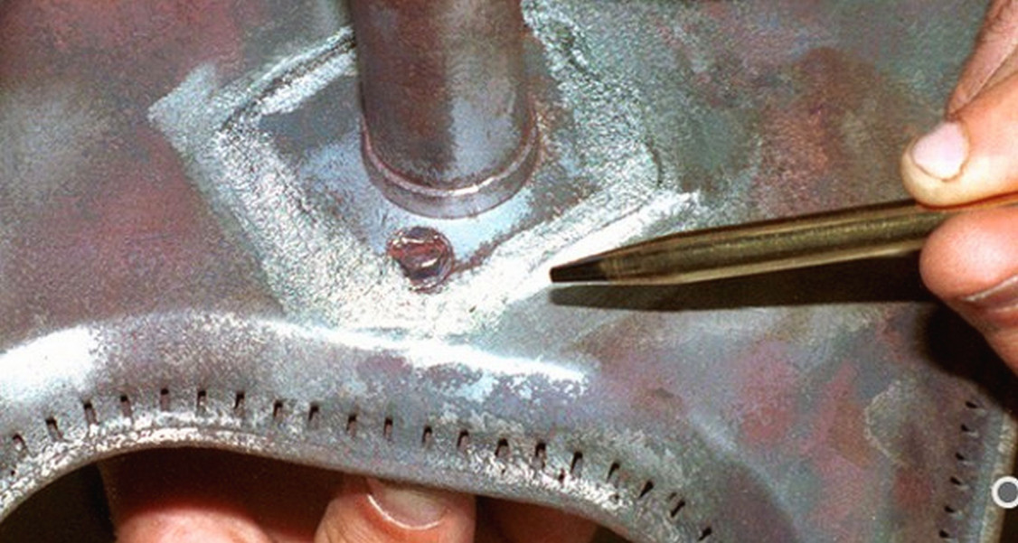 Gerade wenn oberflächliche Schäden instand zu setzen sind, die die Funktionsfähigkeit und Betriebssicherheit des Bauteils nicht beeinträchtigen, erweist sich die Anwendung einer Reparaturpaste wie Pyro-Putty Typ 2400 als Alternative. - © Kager
