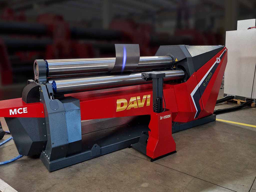 Das Lasermesssystem AI-Vision scannt während des Biegens einen breiten Bereich der Blechoberfläche und sendet die erfassten Messdaten an die Maschinensteuerung. - © Davi Promau