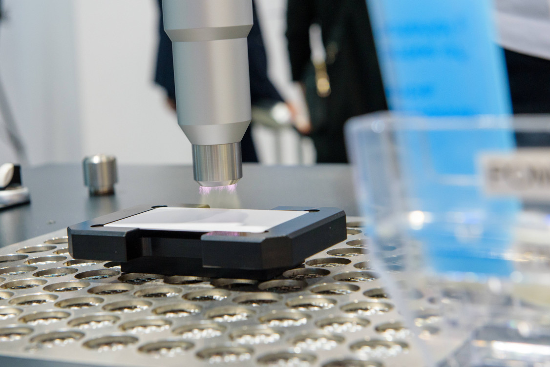 Plasmaaktivierung von Kunststoffoberflächen für verbesserte Haftungseigenschaften. - © Plasmatreat GmbH
