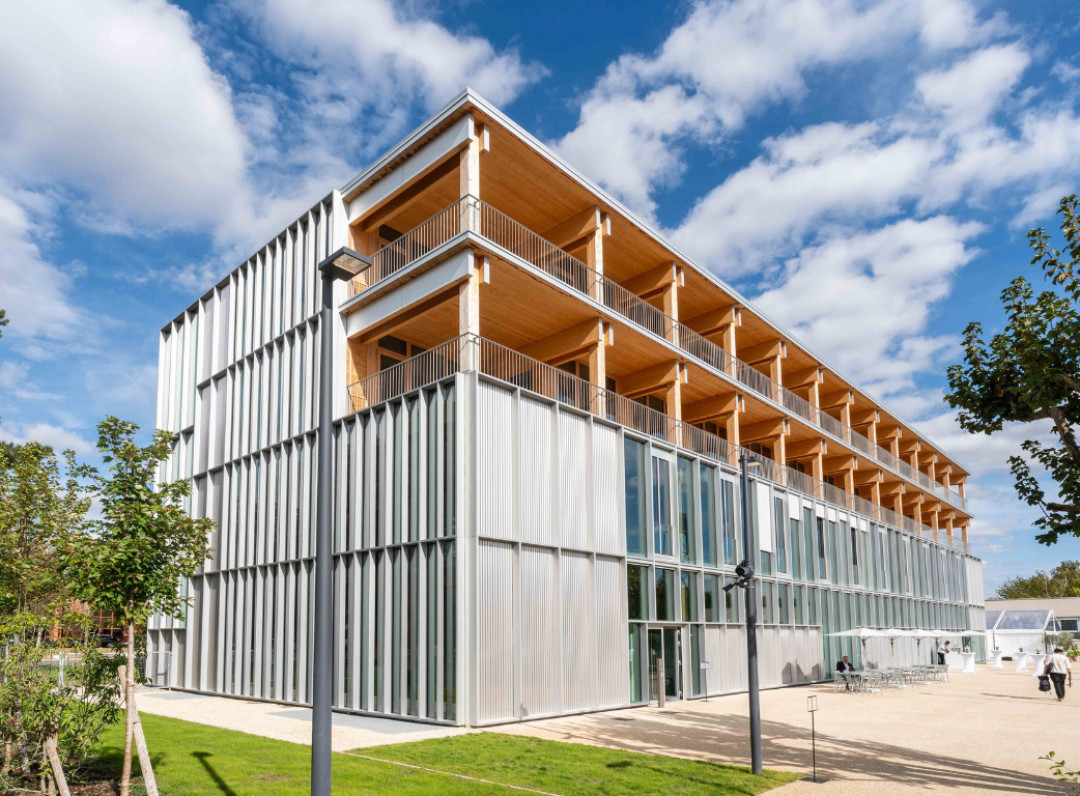 Das Berliner Architekturbüro Barkow Leibinger entwarf die neue Frankreichzentrale, die in Holz-Betonbauweise errichtet wurde. - © Trumpf Gruppe