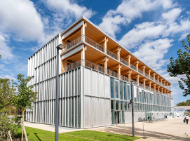 Das Berliner Architekturbüro Barkow Leibinger entwarf die neue Frankreichzentrale, die in Holz-Betonbauweise errichtet wurde.