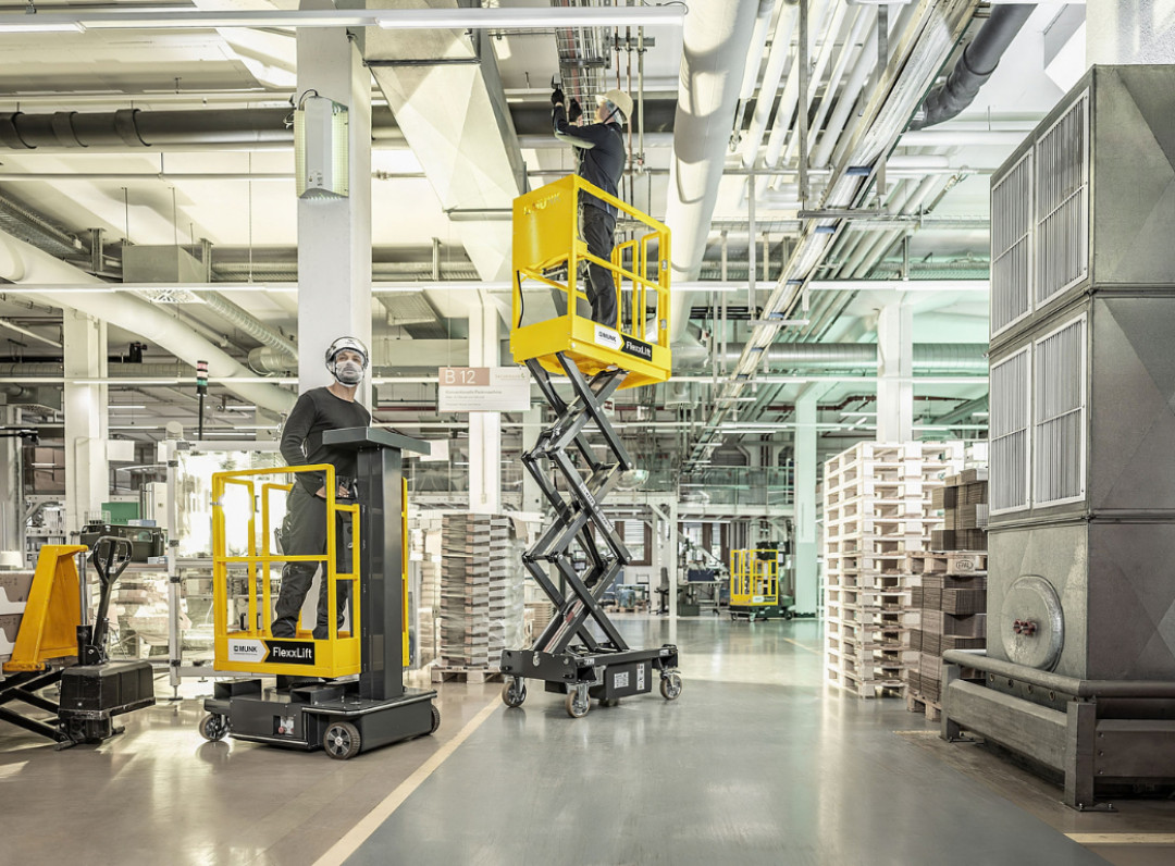 Die neuen FlexxLifte im Produktionseinsatz: Die mobilen Hubarbeitsbühnen unterstützen Wartungs- und Montagearbeiten auf unterschiedlichen Arbeitshöhen. - © Munk Günzburger Steigtechnik