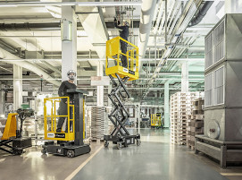 Die neuen FlexxLifte im Produktionseinsatz: Die mobilen Hubarbeitsbühnen unterstützen Wartungs- und Montagearbeiten auf unterschiedlichen Arbeitshöhen.