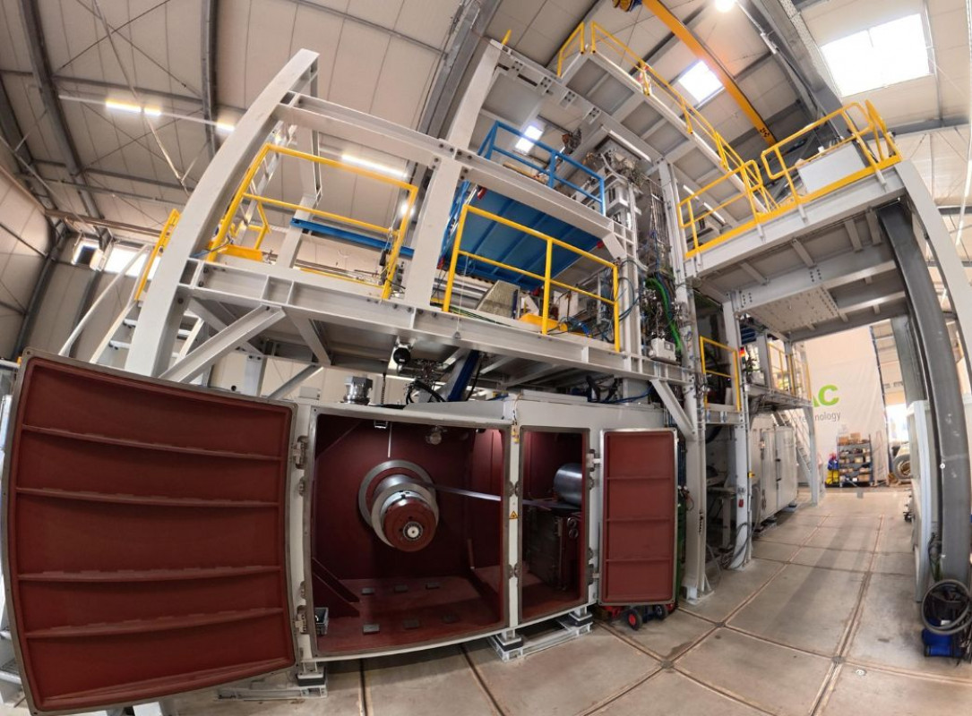 Fig. 1: The pilot plant in Karlstein demonstrates the complete process chain for vacuum-based steel strip coating. Its modular design makes it possible to combine different process stages and coating methods with one another. - © DVS Media GmbH / Christian Thieme