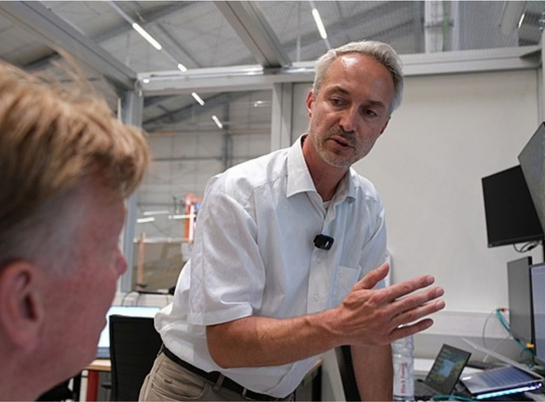 Fig. 2: André Herzog, Chief Technology Officer at Neovac, explains how the pilot plant is operated and the possibilities for testing different materials and coating systems. - © DVS Media GmbH / Christian Thieme
