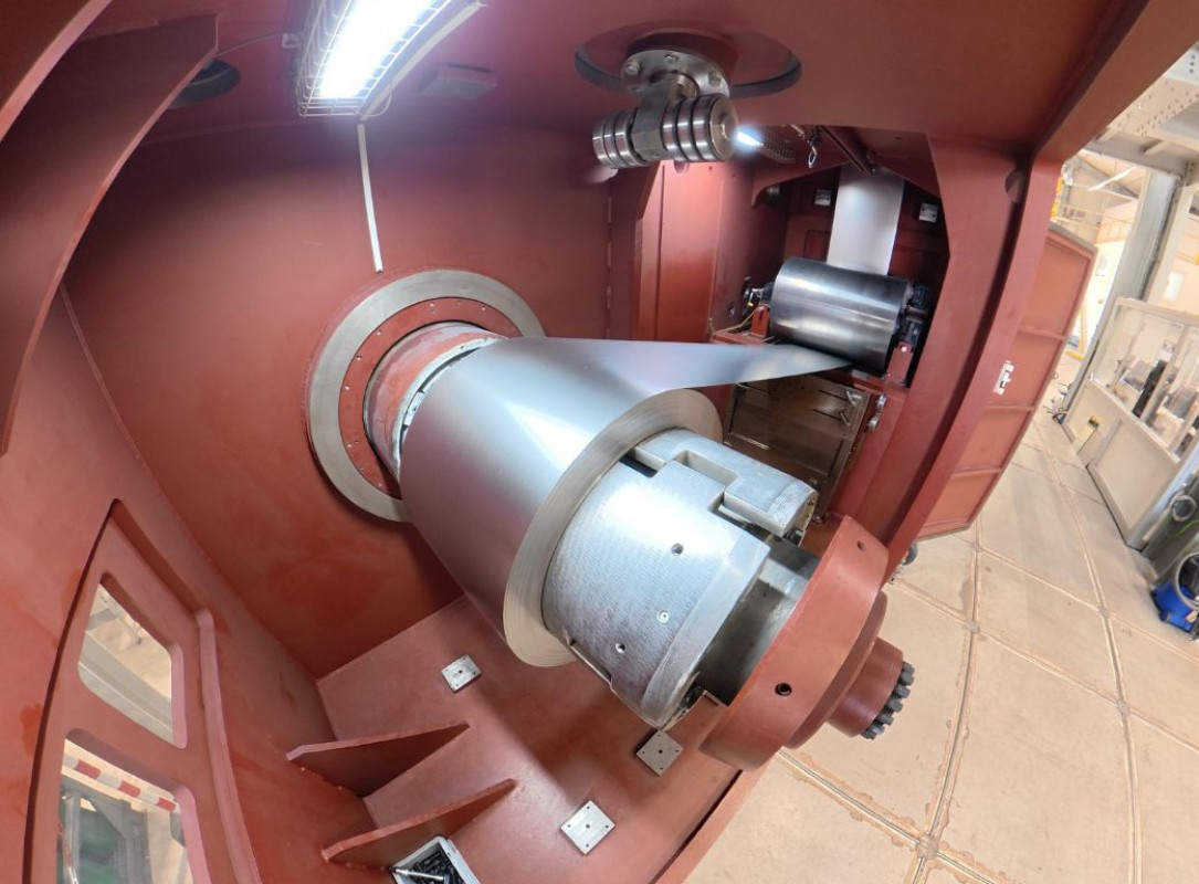 Fig. 3: The steel strip is guided through the various process stages within the pilot plant via a series of rollers. After coating, it is rewound into a coil. - © DVS Media GmbH / Christian Thieme