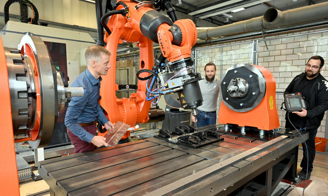 Der KR Fortec ultra MT wurde speziell für Anwendungen entwickelt, die hohe Prozesskräfte, Steifigkeit und Präzision erfordern. - © FH Magdeburg