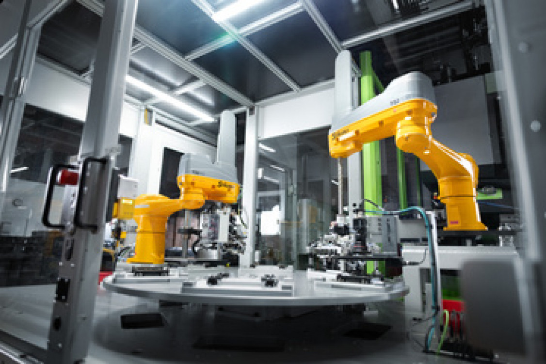 Zwei Stäubli SCARA-Roboter, ein TS2-60 und ein TS2-100 arbeiten bei Promotech in Österreich Hand in Hand bei der Maschinenbeladung. In einer direkt angeschlossenen QS-Zelle durchlaufen die Teile elekrische, mechanische und drei KI-gestützte Kameraprüfungen - © Stäubli Tec-Systems GmbH Robotics