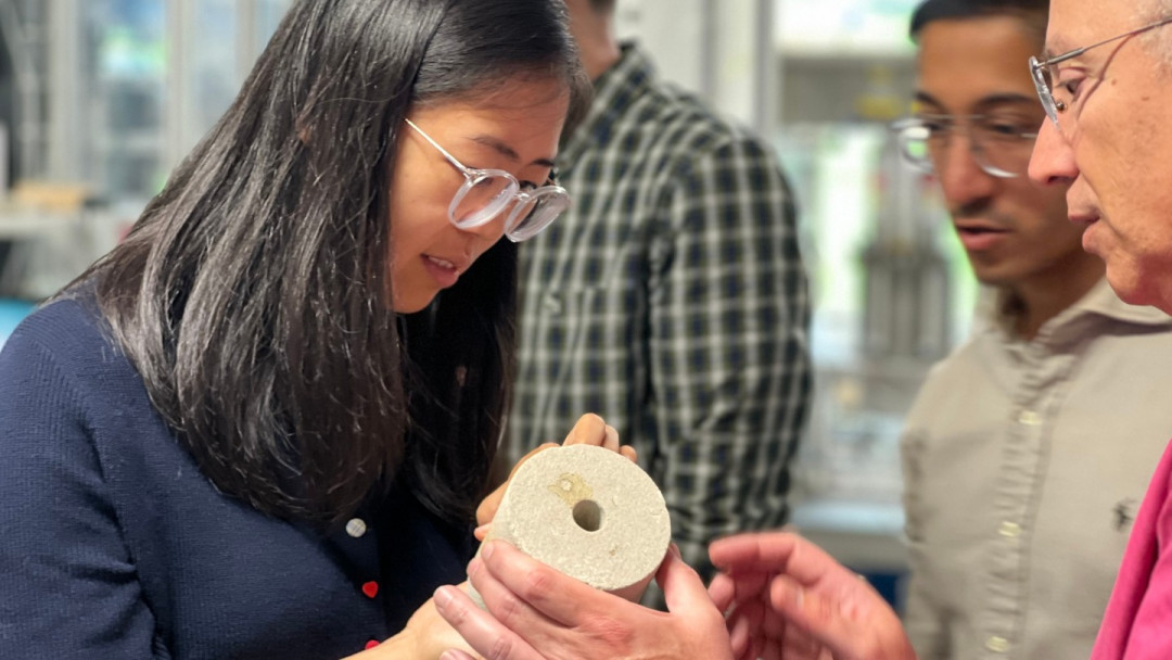Dr. Yingwei Wu (links) arbeitet im europäischen Forschungsprojekt HyCavern an laserbasierten Verfahren für die sichere unterirdische Speicherung von Wasserstoff. Ein Schwerpunkt liegt auf der metallischen Auskleidung sogenannter Lined Rock Caverns sowie auf Schutzschichten und Fügeprozessen, die den Stahl dauerhaft gegen den Einfluss von Wasserstoff schützen sollen. - © HyCavern