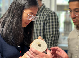 Dr. Yingwei Wu (links) arbeitet im europäischen Forschungsprojekt HyCavern an laserbasierten Verfahren für die sichere unterirdische Speicherung von Wasserstoff. Ein Schwerpunkt liegt auf der metallischen Auskleidung sogenannter Lined Rock Caverns sowie auf Schutzschichten und Fügeprozessen, die den Stahl dauerhaft gegen den Einfluss von Wasserstoff schützen sollen.