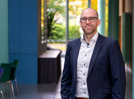 Prof. Dr. Gernot Hochleitner hat seit April 2026 die Professur für ressourceneffiziente Produkt- und Prozessentwicklung an der Ernst-Abbe-Hochschule Jena inne. Zuvor leitete er am SKZ die Forschungsgruppe thermische Fügetechnologien mit Schwerpunkt auf Kunststoffschweißverfahren und Direktfügen.