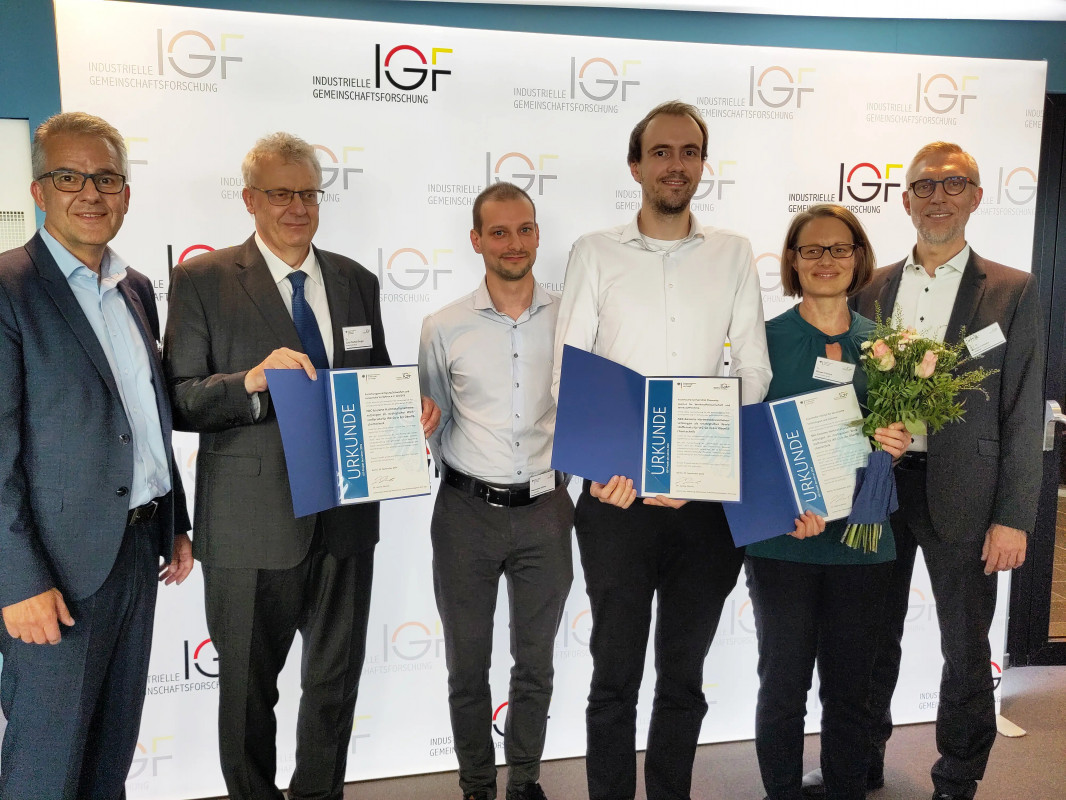 Die Gewinner des IGF-Projekts des Jahres (v.l.n.r.): Dipl.-Ing. Jens Jerzembeck, DVS Forschung; Dr.-Ing. Lutz-Michael Berger, Fraunhofer Institut für Keramische Technologien und Systeme (IKTS); Maximilian Grimm, Technische Universität Chemnitz; Lukas Tegelkamp, Technische Universität Chemnitz; Dr. rer. nat. Susan Conze, Fraunhofer Institut für Keramische Technologien und Systeme (IKTS); Univ.-Prof. Dr.-Ing. habil. Thomas Lampke, Technische Universität Chemnitz - © AIF