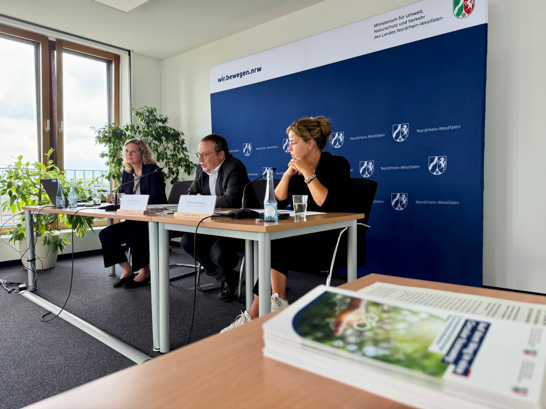 Wirtschafts- und Klimaschutzministerin Mona Neubaur und Umweltminister Oliver Krischer stellten die Strategie am 1. September 2026 in Düsseldorf vor. - © MUNV NRW