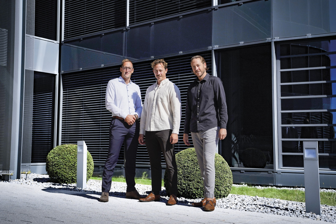Die Brüder (von links) Patrick, Tobias und Christian Olma vor dem neuen Unternehmenssitz in Nagold. - © Boysen/Kern
