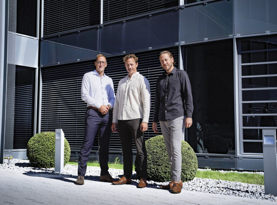 Die Brüder (von links) Patrick, Tobias und Christian Olma vor dem neuen Unternehmenssitz in Nagold.