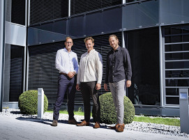 Die Brüder (von links) Patrick, Tobias und Christian Olma vor dem neuen Unternehmenssitz in Nagold.