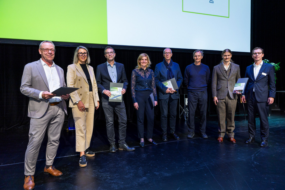 Preisträger von links nach rechts: Peter Sprinke (Schüßler-Plan), Nicole Jaschinski (Schüßler-Plan), Falko Schmitt (DKFS), Elke Reichel (Reichel Schleier Architekten), Thomas Mezel (Deutsches Meeresmuseum), Hendrik Hammer (Dr. Gollwitzer - Dr. Linse und Partner Beratende Ingenieure im Bauwesen mbB), Peter Grundmann (Peter Grundmann Architekten) - © BFS