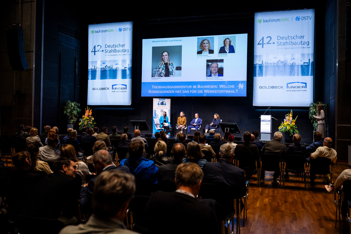 Live-Podcast „Architektourist“ mit Dr. Kati Herzog (Goldbeck), Dr. Martina Bender (IBU e.V.) und Dipl.-Ing. Arno Sorger (Österreichischer Stahlbau-Verband) - © BFS