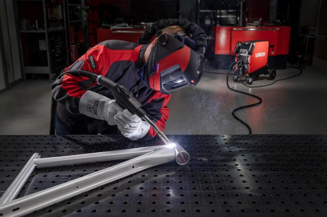 Lorch Schweißtechnik has added a push-pull function to its iQS series. These power sources are now able to operate torches with dedicated motors that actively control the wire feed at the front. - © Lorch Schweißtechnik GmbH