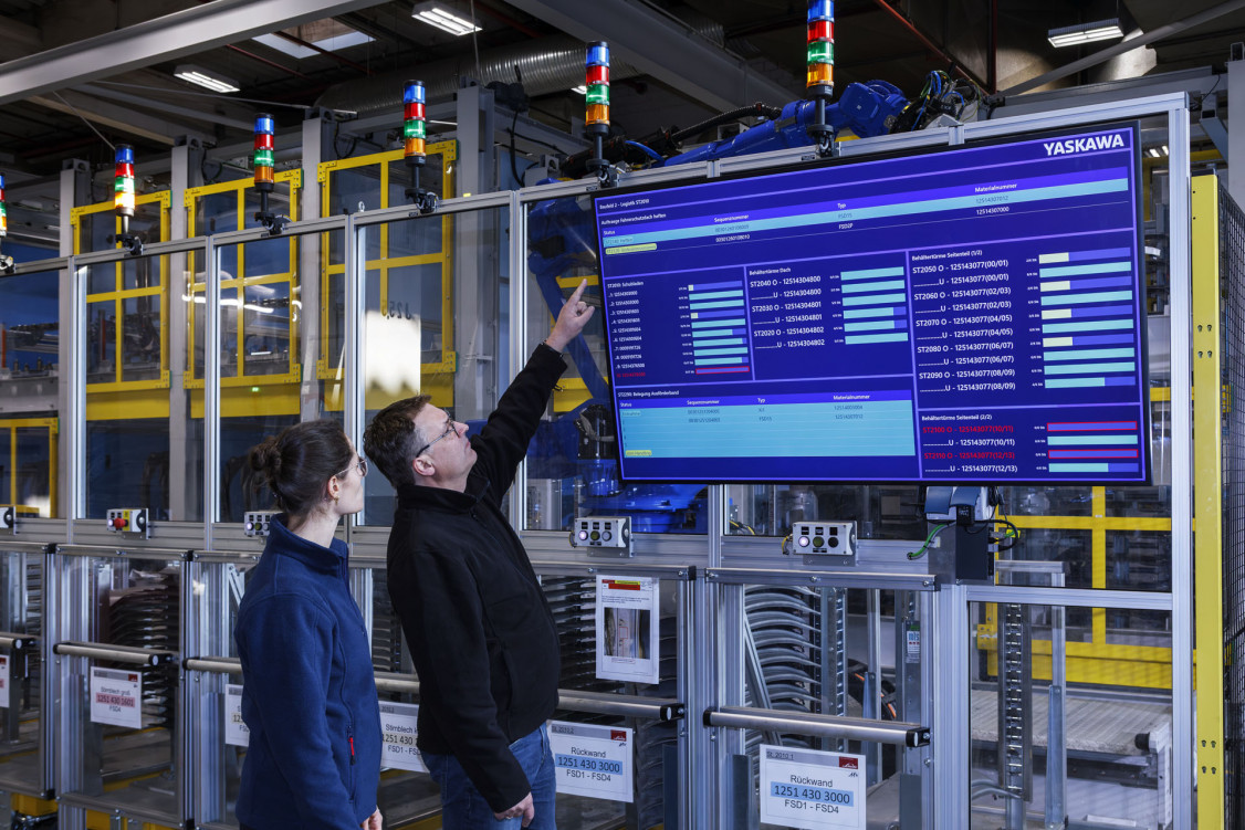 Performance- und Auslastungsdaten werden direkt und aktuell an der Schweißanlage  angezeigt. - © Yaskawa Europe GmbH