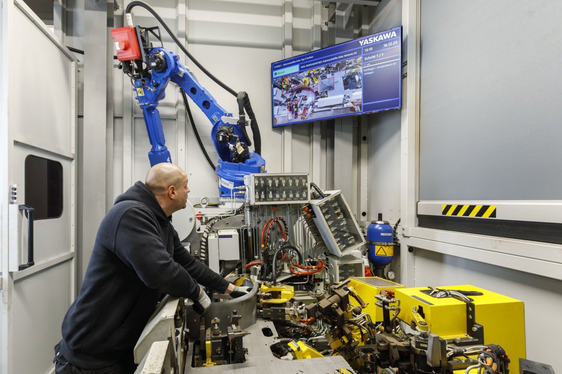 Die Vorrichtungen in den Heft- und Schweißstationen sind komplex, und an jeder Station wird  der Prozess anschaulich visualisiert. - © Yaskawa Europe GmbH
