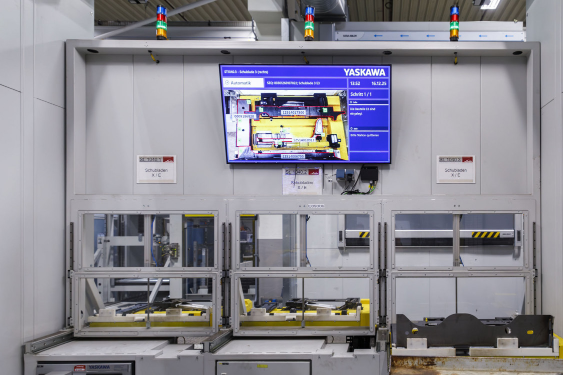 Über den Schweißstationen: Der in YPS generierte „visuelle Zwilling“ - © Yaskawa Europe GmbH