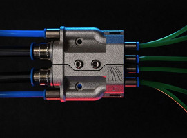 Der am Fraunhofer ILT entwickelte Fluidic Powder Switch stoppt den Pulverstrom in Millisekunden direkt an der Düse, verschleißfrei und ohne bewegliche Teile.