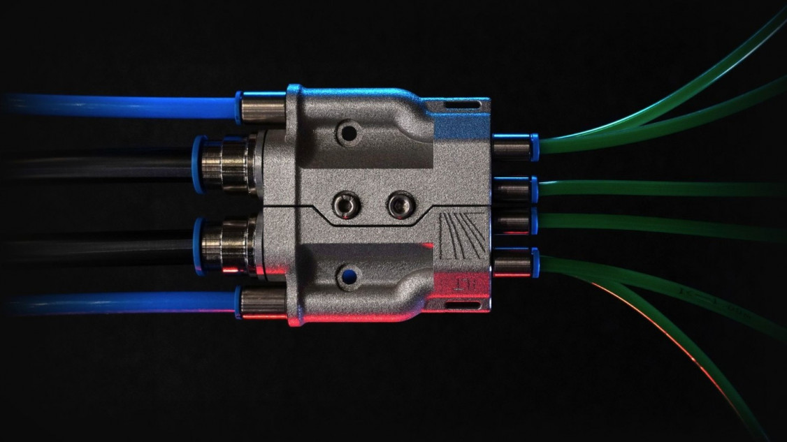 Der am Fraunhofer ILT entwickelte Fluidic Powder Switch stoppt den Pulverstrom in Millisekunden direkt an der Düse, verschleißfrei und ohne bewegliche Teile. - © Fraunhofer ILT, Aachen