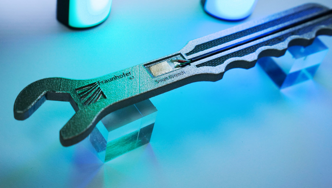 Integrierter Dehnungsmessstreifen in einem additiv gefertigten Schraubenschlüssel: Der in-situ gedruckte Sensor misst Verformung und Spannung direkt im Bauteil. - © Fraunhofer ILT, Aachen