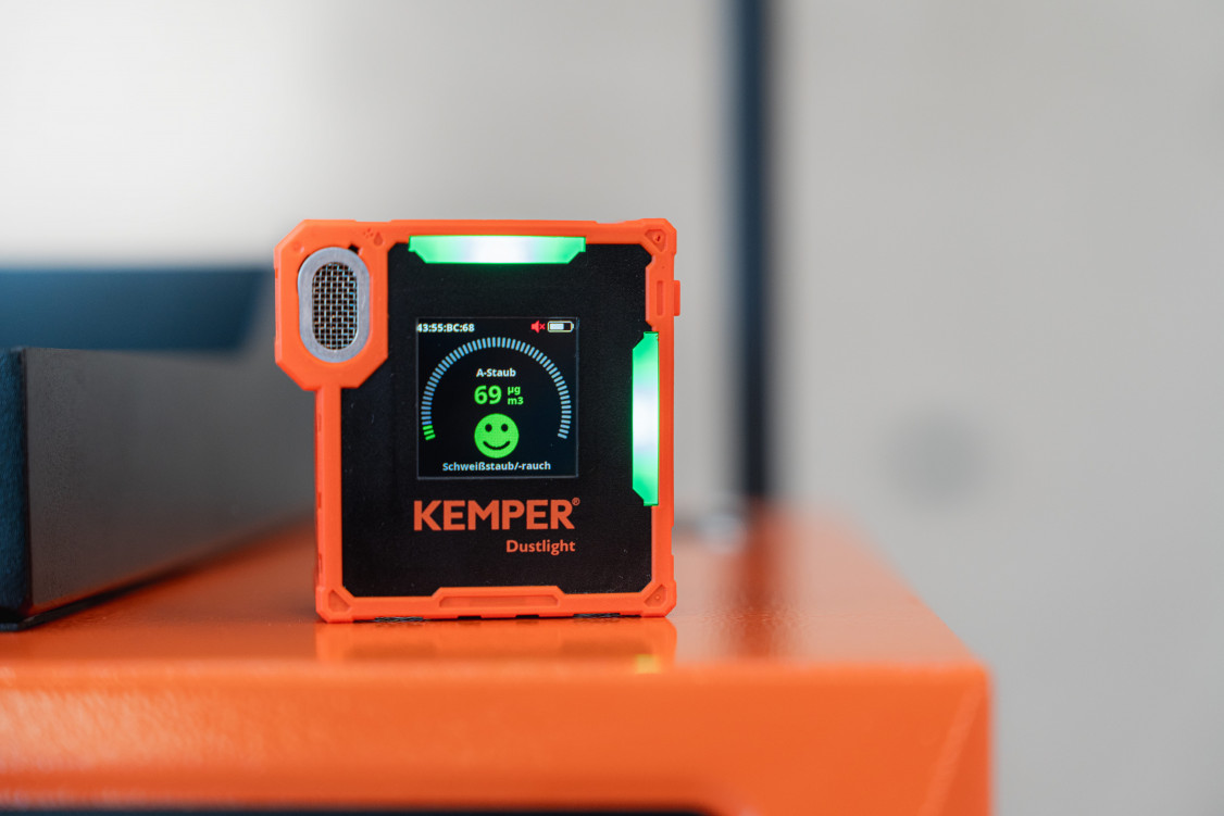 Das tragbare Feinstaubmessgerät wird direkt an der Arbeitskleidung getragen und überwacht die Partikelkonzentration in der Atemzone der Beschäftigten. - © Kemper GmbH