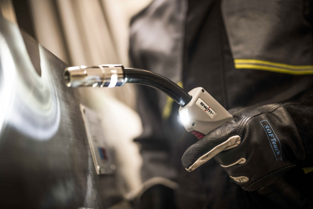 Der neue PM-Standardbrenner mit integrierter LED-Beleuchtung erleichtert Schweißarbeiten in ansonsten unbeleuchteten Bereichen des Werkstücks. - © EWM AG