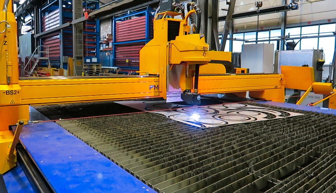 Bestandteil des MG Schneidsystems bei der Firma GEA ist ein CNC-Brennschneidtisch mit energiesparender Sektionsabsaugung zur Bearbeitung von großformatigen Blechen in der Größe 12.000 x 3.500 mm. - © MicroStep Europa GmbH