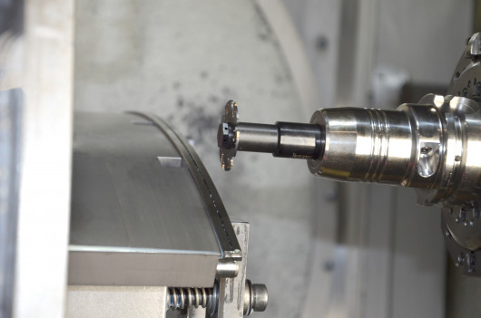 Mit dem SLIM SLIT kann Heidelberger Druckmaschinen den Schlitz in einem Arbeitsgang einbringen. Früher waren drei Schritte erforderlich. / © ISCAR