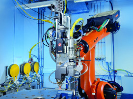 Roboterforschungszelle mit Optikwechselsystem beim Draht-Laserauftragschweißen am Fraunhofer ILT.