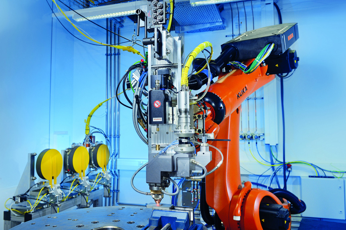 Roboterforschungszelle mit Optikwechselsystem beim Draht-Laserauftragschweißen am Fraunhofer ILT. - © Fraunhofer ILT, Aachen