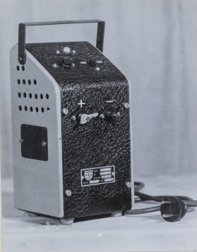 Archivfund: eines der ersten Batterieladegeräte. / © Fronius International GmbH