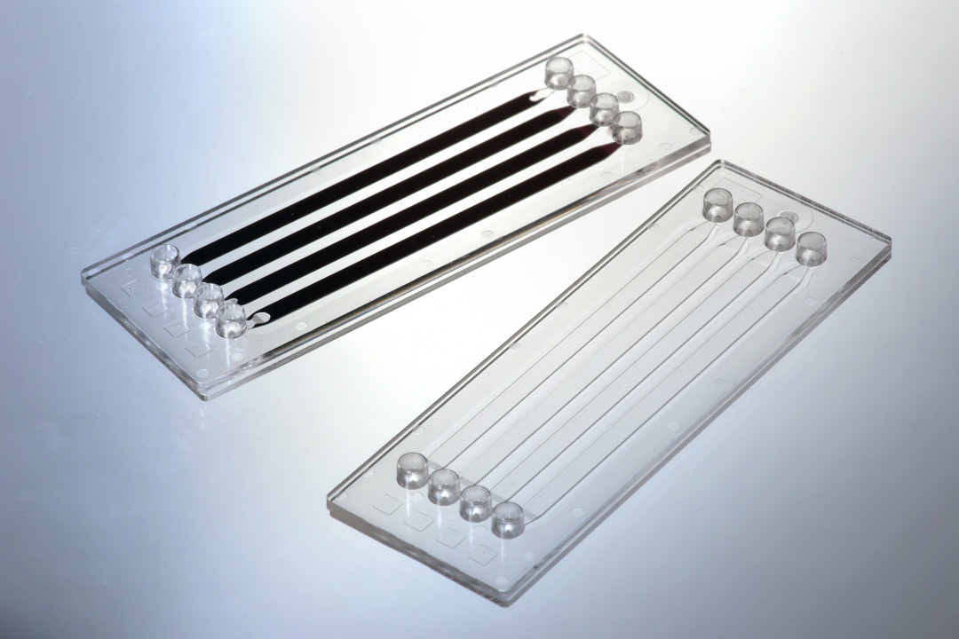 Mit dem entwickelten Fügeverfahren, bei dem ein Thulium- Faserlaser zum Einsatz kommt, lassen sich z. B. Mikrofluidikbauteile hochpräzise Schweißen. - © Fraunhofer ILT, Aachen