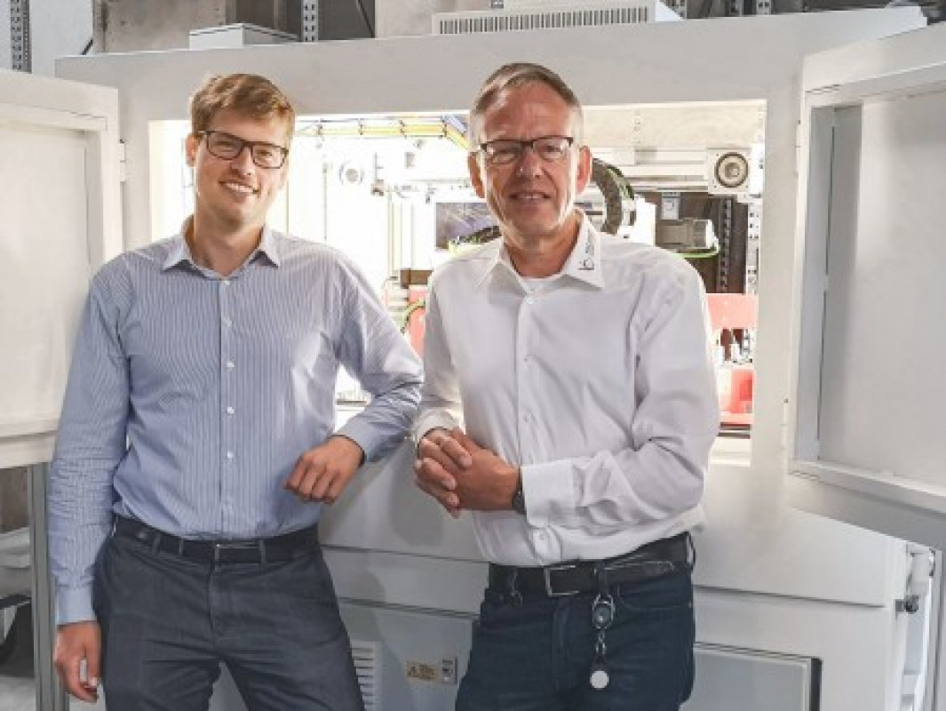 Hajo und Lennart Schulenburg vor einer inline Röntgen-Prüfanlage. - © VisiConsult X-ray Systems & Solutions GmbH