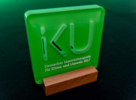 Die Trophäe des IKU-Innovationspreises 2017
