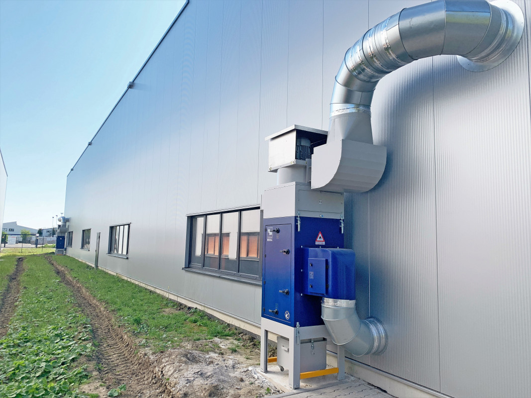 In der neuen Schweißerei von Kreyenborg sorgen zwei EcoCubes – montiert an den Außenwänden der 1.100 qm Halle – energieeffizient für saubere Luft beim Arbeiten. - © TEKA