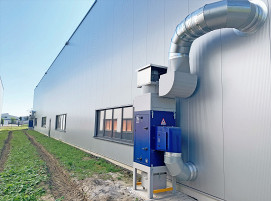 In der neuen Schweißerei von Kreyenborg sorgen zwei EcoCubes – montiert an den Außenwänden der 1.100 qm Halle – energieeffizient für saubere Luft beim Arbeiten.
