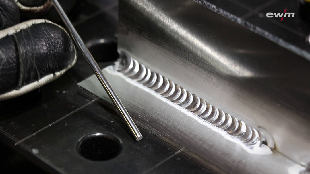 Detailaufnhame einer Wolframelektrode beim WIG-Schweißen von Aluminium - © EWM AG