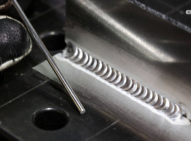 Detailaufnhame einer Wolframelektrode beim WIG-Schweißen von Aluminium