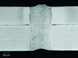 Artungleiche Schweißverbindung zwischen einem pressgehärteten, martensitischen Chromstahl (oben, 0,9 mm dick) und einem Hochmanganstahl (unten, 1,2 mm dick).
