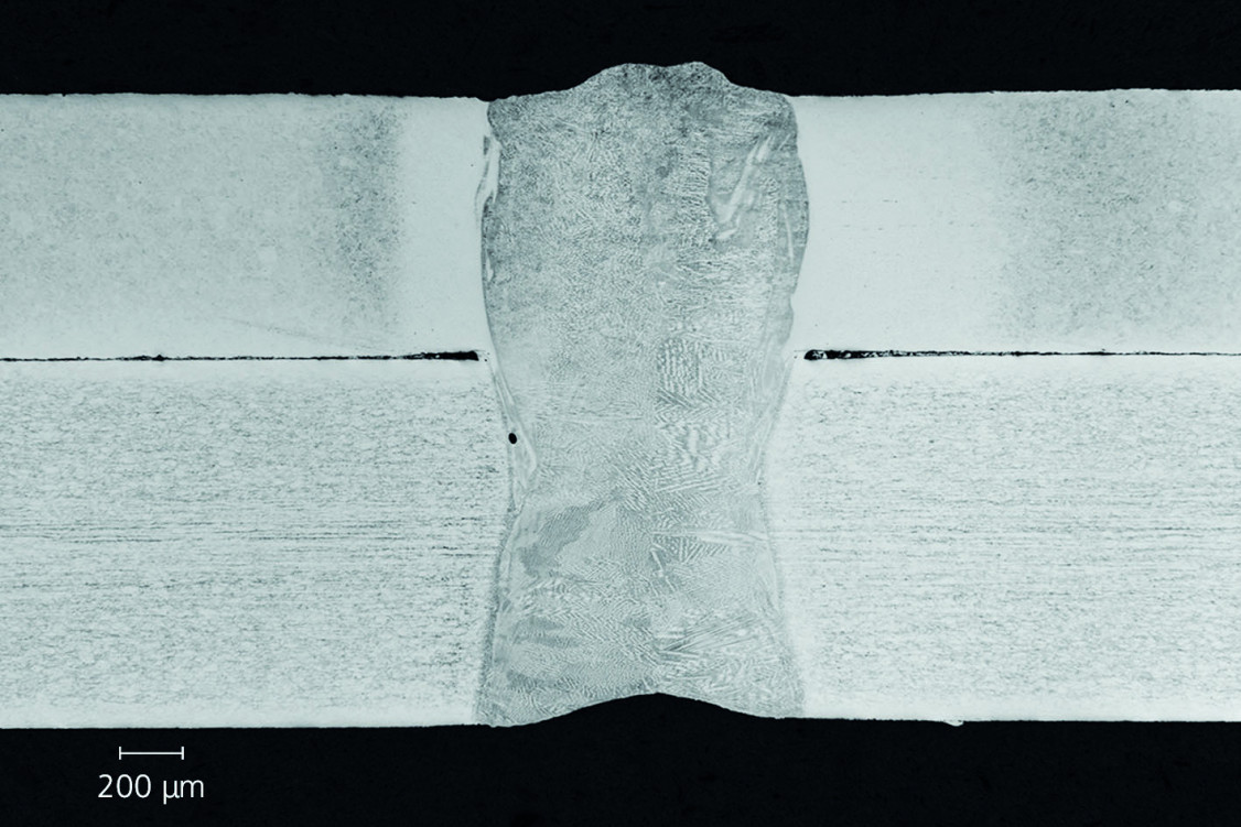Artungleiche Schweißverbindung zwischen einem pressgehärteten, martensitischen Chromstahl (oben, 0,9 mm dick) und einem Hochmanganstahl (unten, 1,2 mm dick). - © Fraunhofer ILT, Aachen