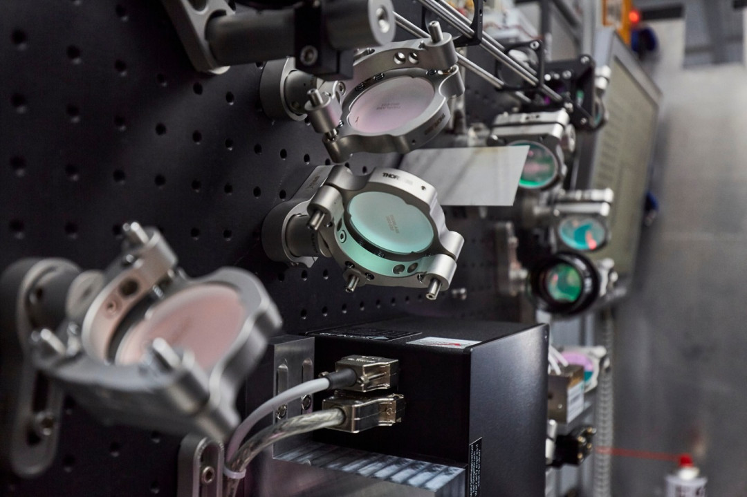 Paradigmenwechsel in der Fertigung: Bei der Laserstrukturierung von Oberflächen setzt ein Forscherteam erstmals eine Vielzahl von Laserstrahlen als Werkzeuge gleichzeitig ein. Das beschleunigt den Prozess – und schafft neue Einsatzmöglichkeiten. - © Fraunhofer/Banczerowski