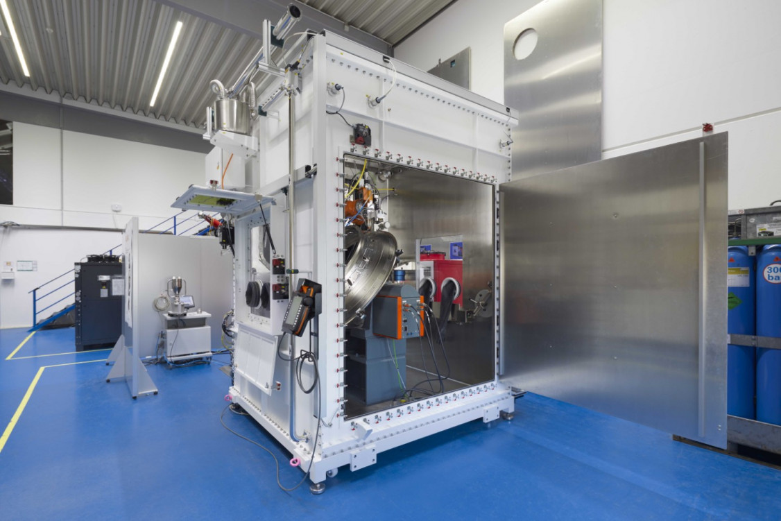 Anlage zum Laserauftragschweißen mit Roboterunterstützung und Schutzgaszelle für Luftfahrtanwendungen, beim ProLMD-Projektpartner KUKA in Würselen. - © Fraunhofer ILT, Aachen/Ralf Baumgarten
