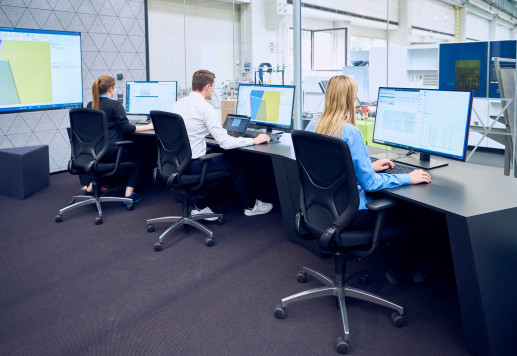 Im Control Center haben die Mitarbeiter den Überblick über alle Maschinen und Prozesse in der Smart Factory. / © TRUMPF