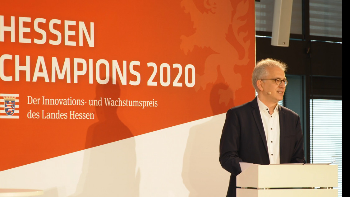 Wirtschaftsminister Tarek Al-Wazir bei der Bekanntgabe der Gewinner. - © Alexander Binzel Schweisstechnik GmbH & Co. KG
