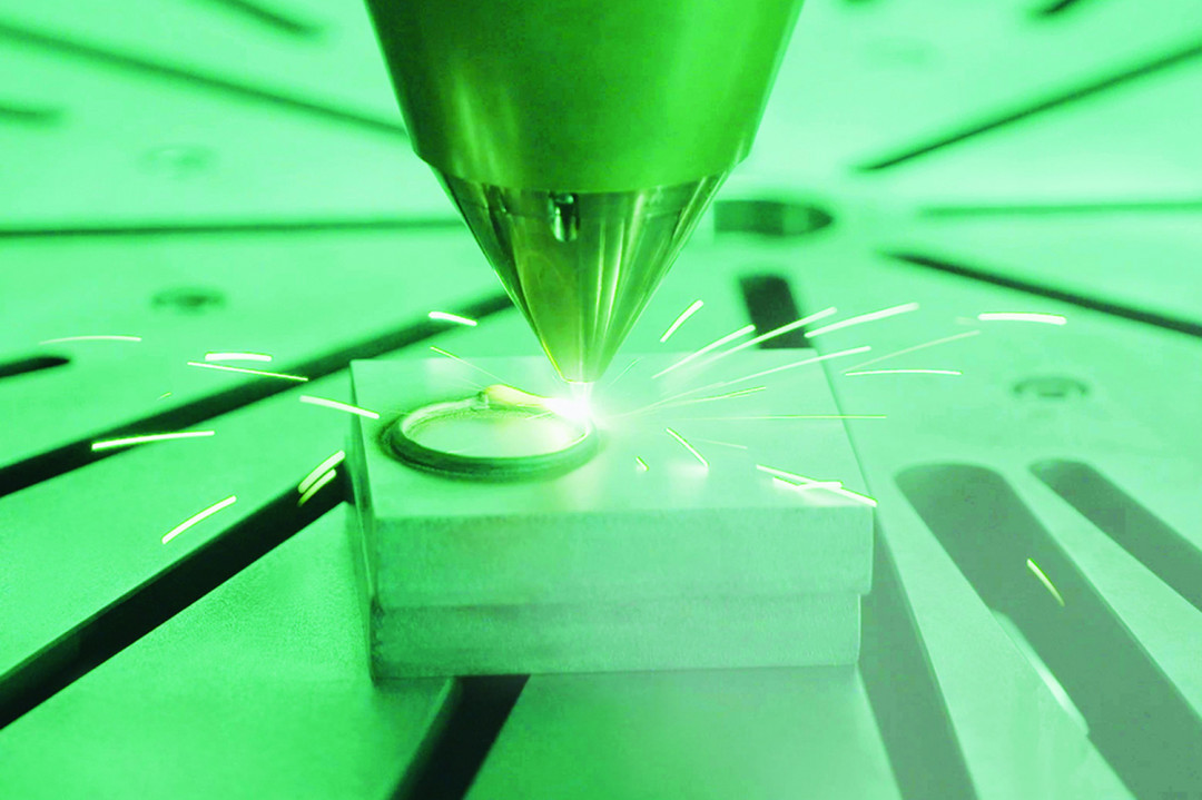 Am Fraunhofer IWS in Dresden wird das einsetzbare Spektrum von additiv verarbeitbaren Werkstoffen erweitert. Mittels maßgeschneiderter Laserauftragschweißprozesse lassen sich metallische Multi-Material-Bauteile realisieren. - © Fraunhofer